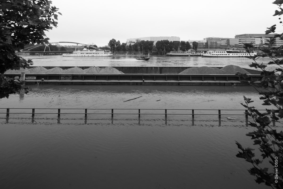 Paris, crue de la Seine - juin 2016 - Voie Georges Pompidou et le port de Javel-Bas en face.